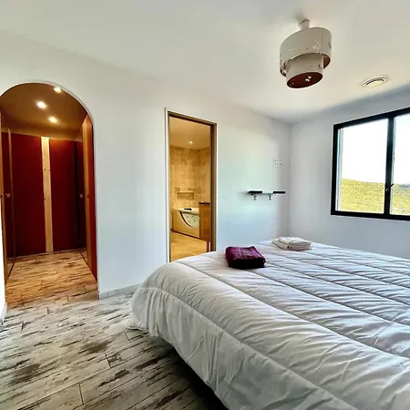 Avec Piscine Vue Et Montagne *