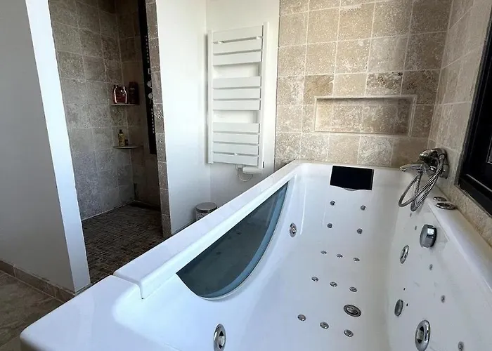 Avec Piscine Vue Et Montagne