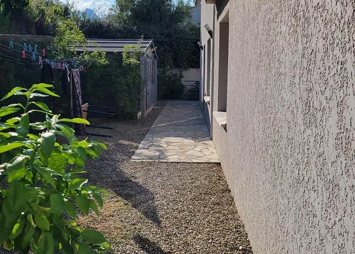 Avec Piscine Vue Et Montagne *