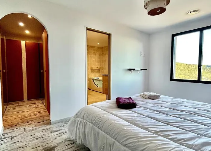 Avec Piscine Vue Et Montagne *